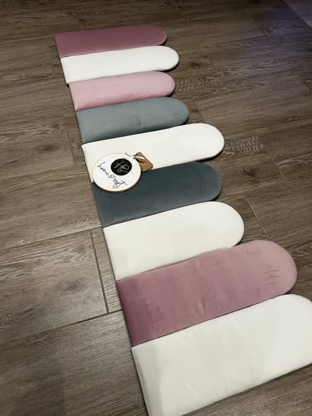 Bársony ovális falipanel váltakozó magasságban